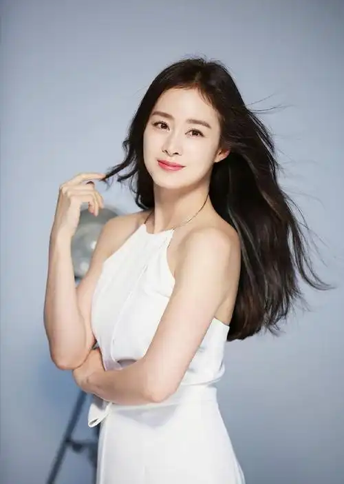 41岁金泰熙胶原蛋白满满身材比女团还要好不像生了2个孩子