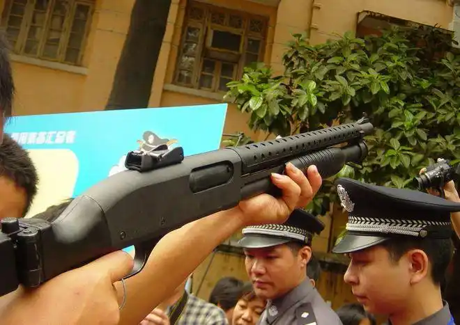 国产97多用途警用式霰弹枪对犯罪份子极大的威慑作用