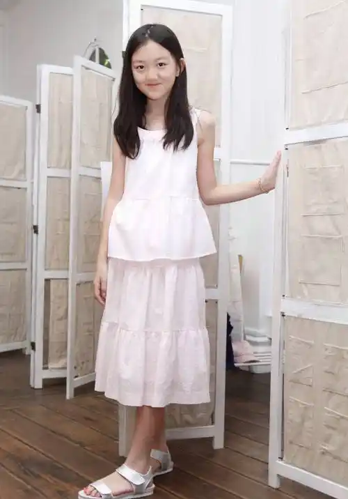 17岁李嫣现身酒吧ktv,露脐装身材太绝,玩到凌晨回家引粉丝担心_女孩子