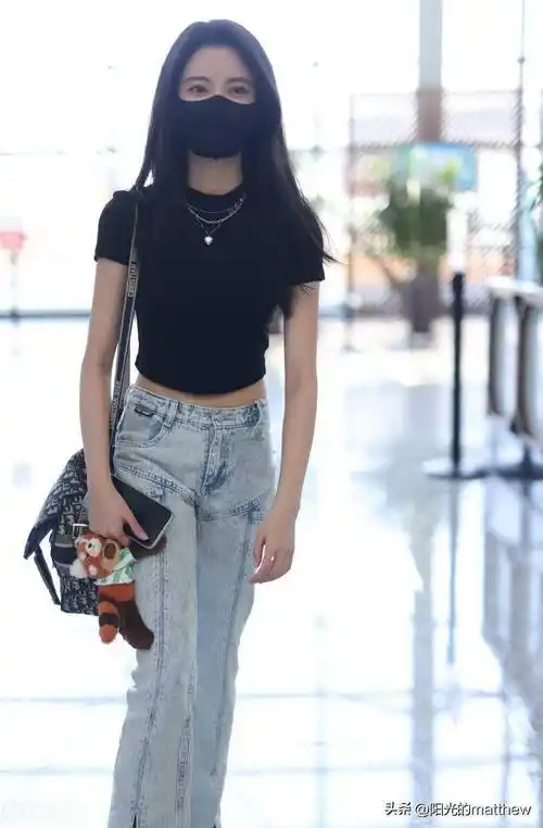 街拍孙珍妮黑色t恤开衩牛仔裤性感清爽