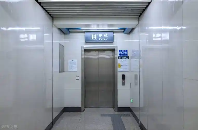 地铁里的垂直电梯是否人人可乘礼让老人