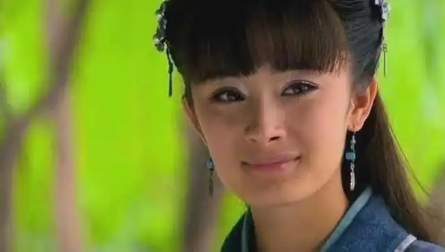 这张照片是杨幂在影视剧《笑着活下去》中的剧照,网友看到的第一反应