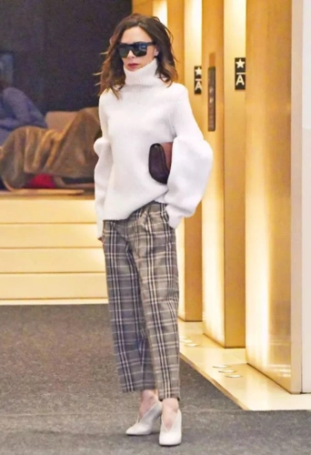 白毛衣怎么搭配最时尚 冬季最in内搭就是它了