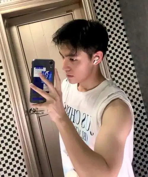 湘南学院的19岁浙江小哥,他的气质真不错!