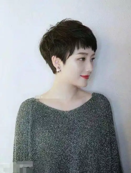 脸小发量少的中年妇女适合什么发型