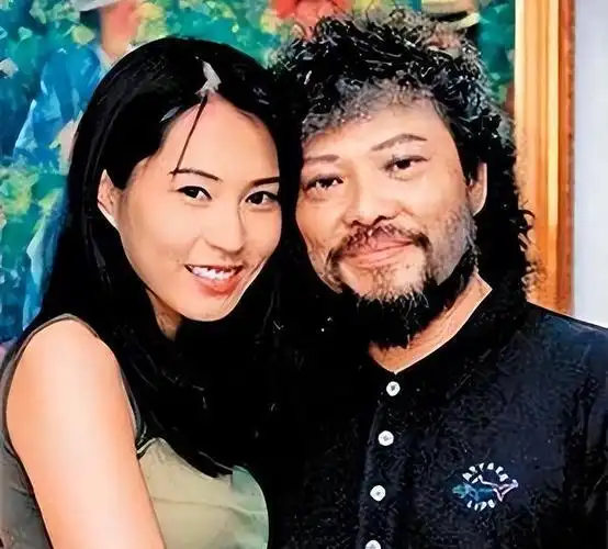 尽管这段感情最终未能善终,走向了终结,但张菲在离婚后仍然展现出了极