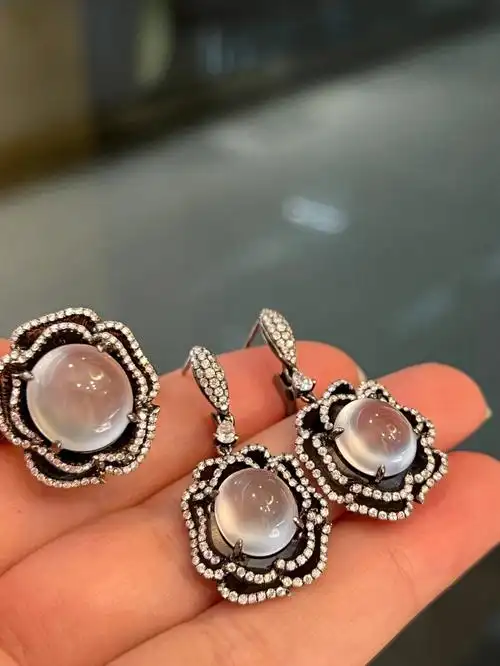 顶级无色玻璃种翡翠