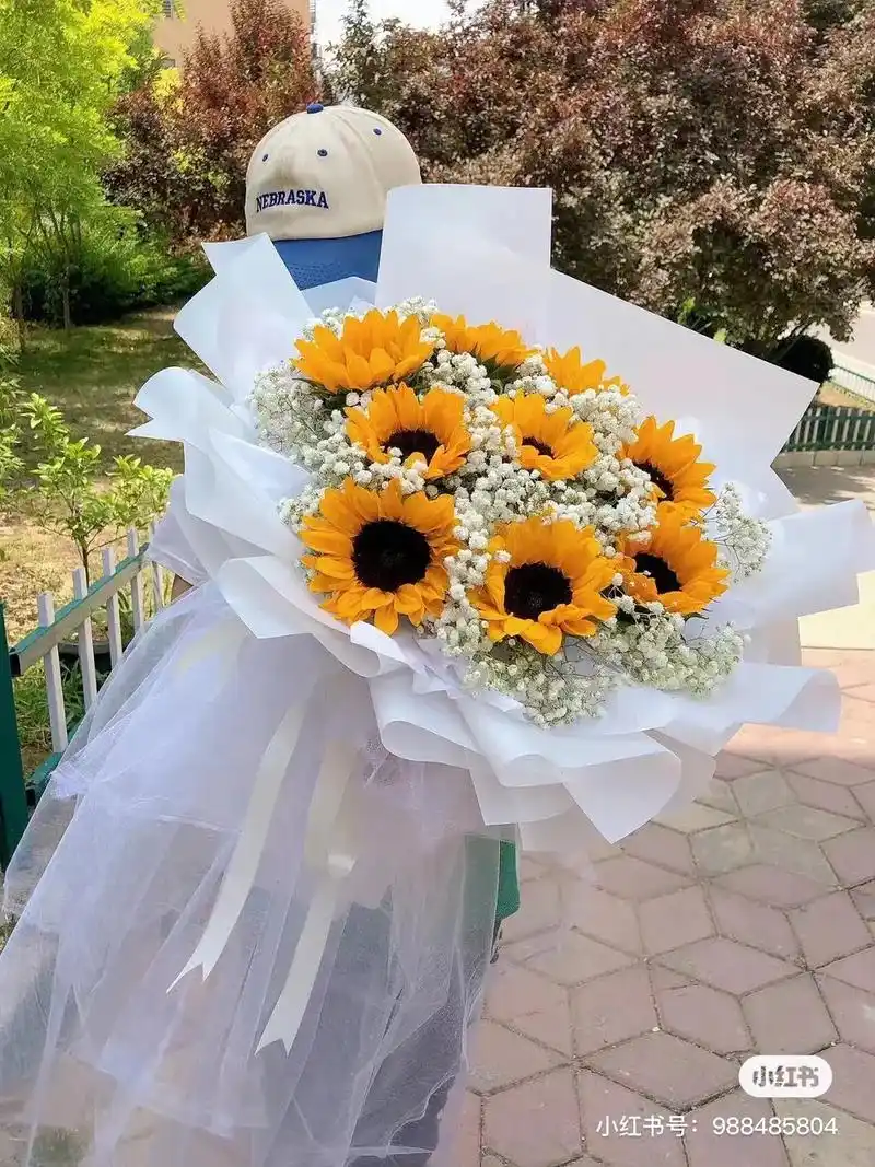 向日葵满天星混搭花束入目无他人,四下皆是你#我的花店日常 - 抖音