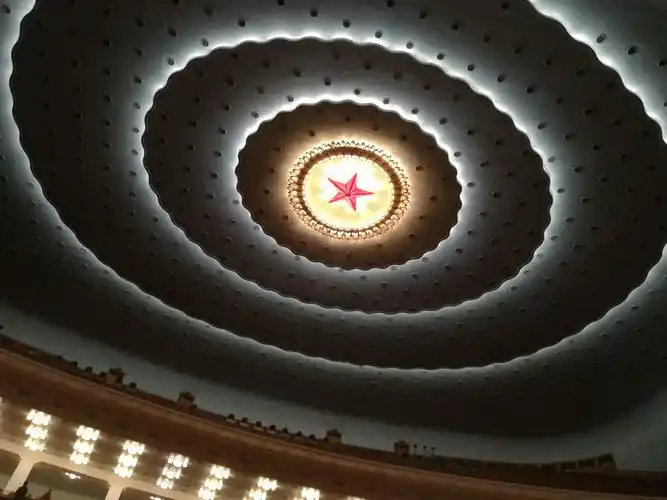 人民大会堂的顶灯第一图为灯光少量开启,第二图为灯光全
