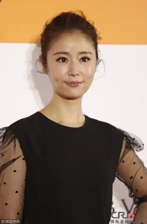 林心如助力慈善笑容甜美 宁静短发帅气十足