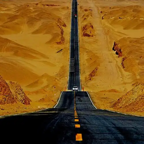 下面这条公路叫国道315,她起于青海西宁,止于新疆喀什,我们的