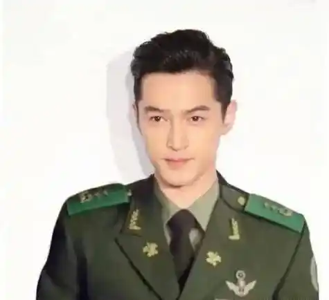 男星军装照大pk,陈伟霆最帅气,朱亚文,欧豪最有男子气概_造型_剧照