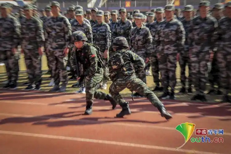 武警完成驻地大学生军训工作现场气势恢宏