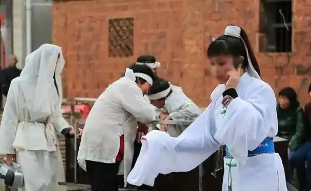 "为了不让这些突发情况影响出殡流程,不少地区就会找专门哭丧的"哭灵