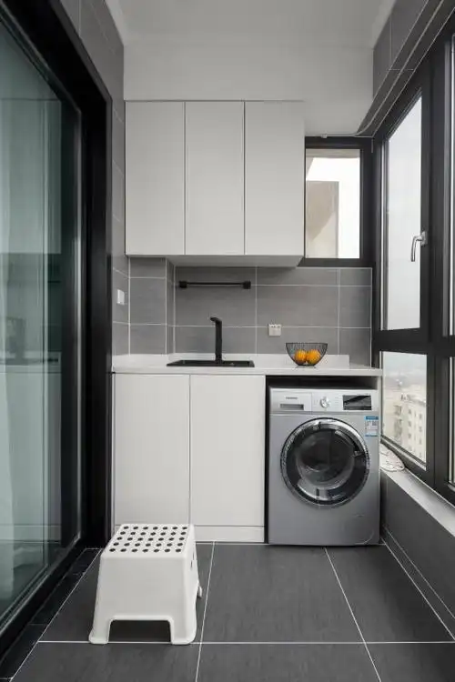 把原来的米色瓷砖拆掉,重新买的灰色水泥砖铺贴,阳台砖的颜色和白色