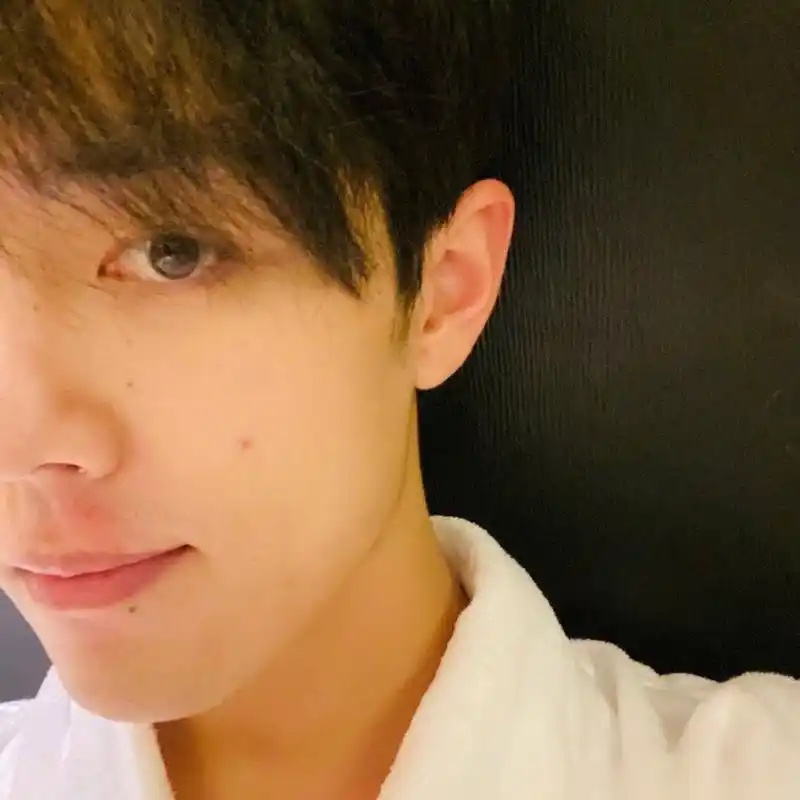 肖战半脸素颜也能轻松让人沦陷,很多好看的脸庞看久了也会腻,但你却使