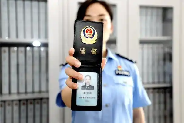 对277名已评定层级的辅警颁发辅警工作证,这标志着临清公安辅警队伍正