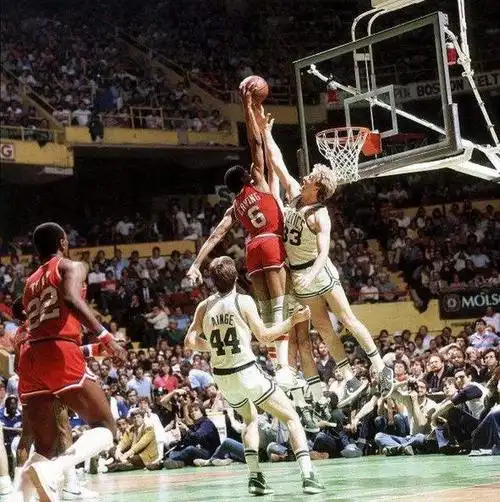 被乔丹视为偶像,伯德喷垃圾话被他暴揍!69岁的j博士照样能扣篮