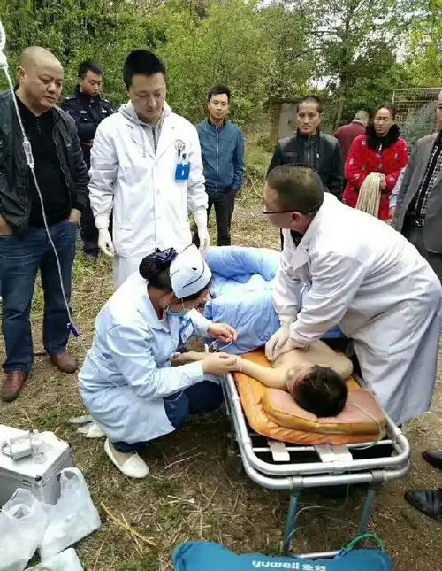 救起后经过医护人员抢救,小孩最终还是离开了.