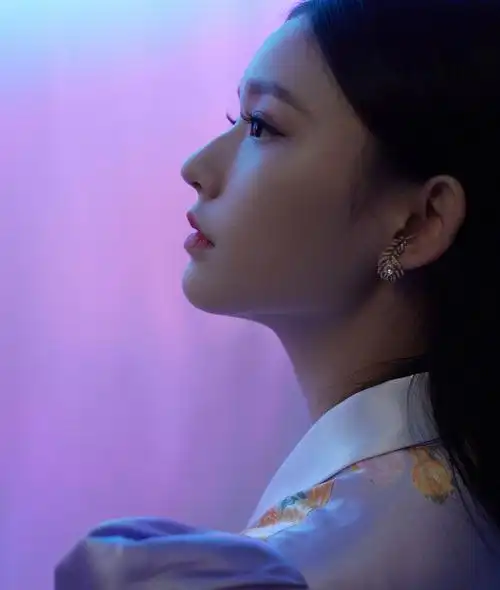 林允身穿紫色宫廷风上衣俏丽温柔 少女气质拉满-搜狐大视野-搜狐新闻