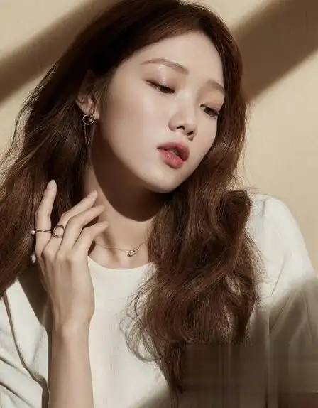 流行发型 明星发型 >> 李圣经卷发造型 圆脸女生烫发范本  李圣经这款