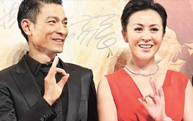 千万别让刘嘉玲刘德华同台!一个敢讲一个敢说,惹台下大咖笑不停