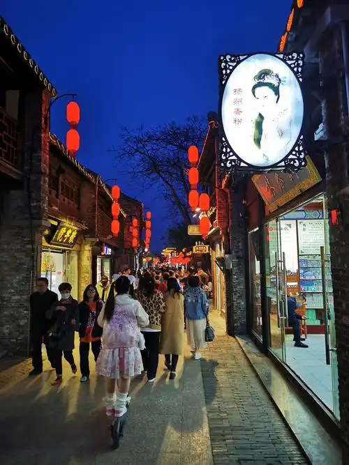 夜幕下的东关正街