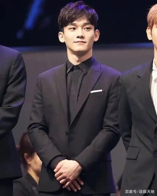 exo成员chen解锁各种西装,绅士感十足,尤其是黑白西装很适合他