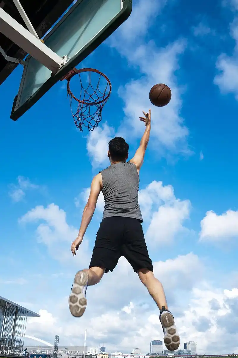年轻男子打篮球