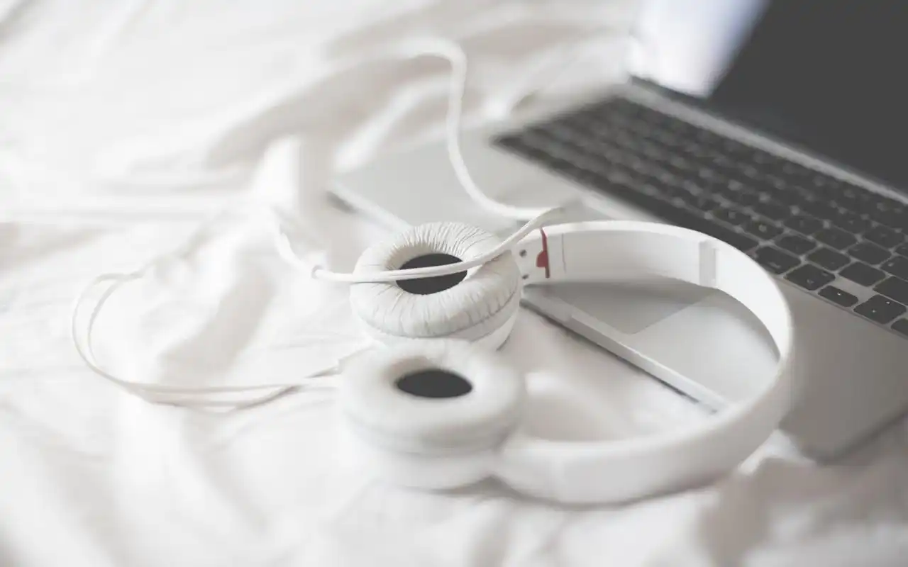 精致好看的耳机静物图片高清壁纸