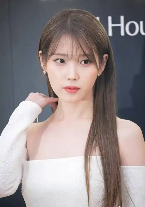 iu又美出新高度了,简约白色礼裙,棕色长发,又美又温柔_娱乐_内容_实力