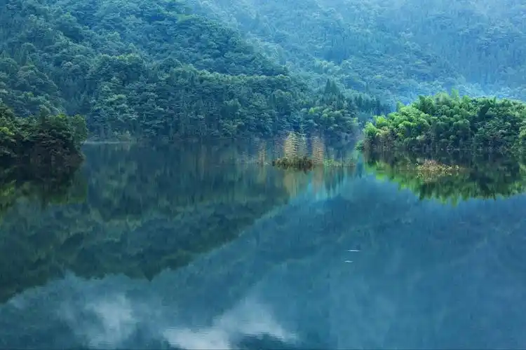 一潭碧水青山宁静而美丽