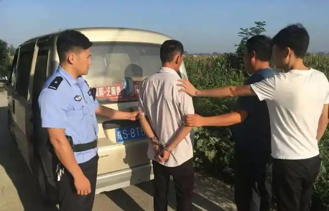 警察开车抓犯人为何要响警报不怕犯人提前跑了么