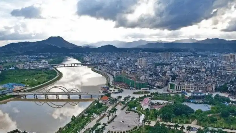 揭西河婆街道,曾经的河婆镇,是潮汕唯一的客家县城,同时也是揭西全