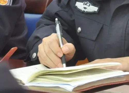 办公室伏案写报告的一双手04键盘上谱写队伍篇章的一双手03执勤中守护