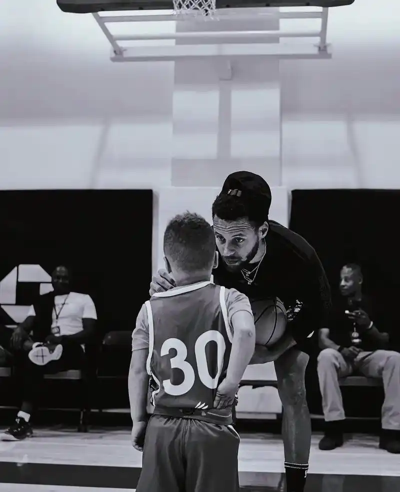 库里更新ins晒出儿子卡农身穿30号球衣在训练营练习投篮照片 - 抖音