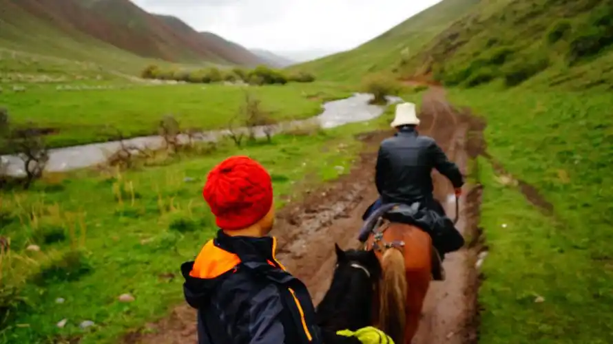骑马翻山进高山湖泊song kul篇