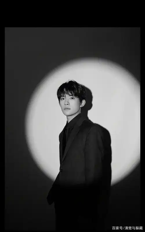 易烊千玺穿黑色西装讲述青年故事,黑色的深风也可以自由驾驶!