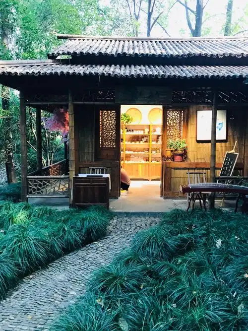 竹林中,有一座复古的小房子与轻风流水应和着.