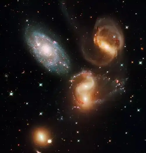 天文望远镜拍摄壮观宇宙图片:亲密的五重奏星系