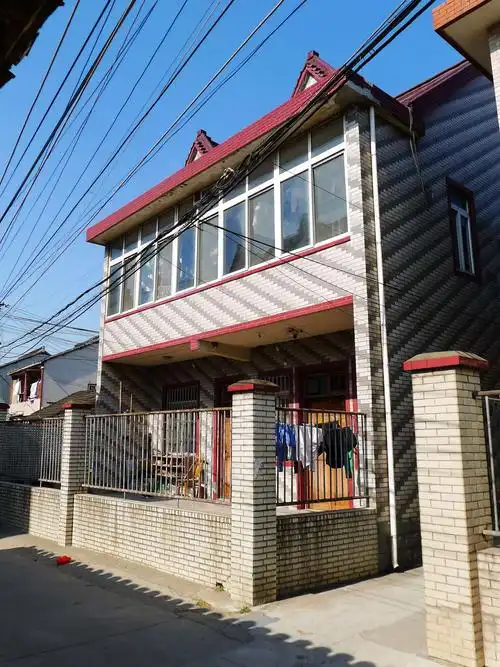 独门独院的小楼.