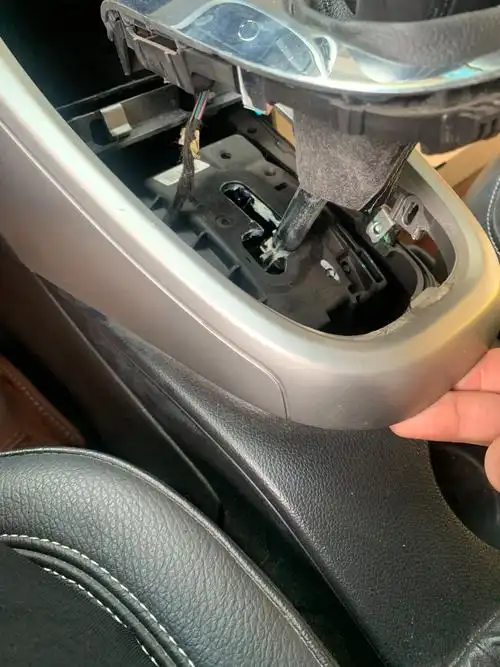 1,老英朗中控拆装的第一步就是拆档位杆的饰板,这个千万注意,不要从
