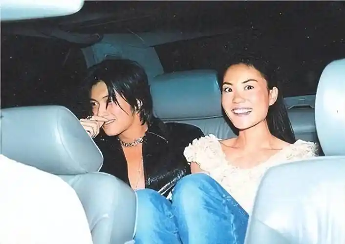 王菲现身京城,挺着大肚子为男友庆生显激动,霆锋紧急作出回应!