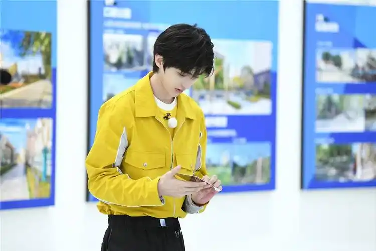 奔跑吧》中兄弟团李晨,郑恺, 沙溢,蔡徐坤,郭麒麟,凌潇肃,董又霖,曾舜