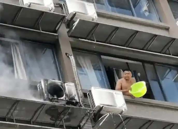临平消防 供图这位光膀子大哥及时泼水灭火,使得空调外机的火没有蔓延