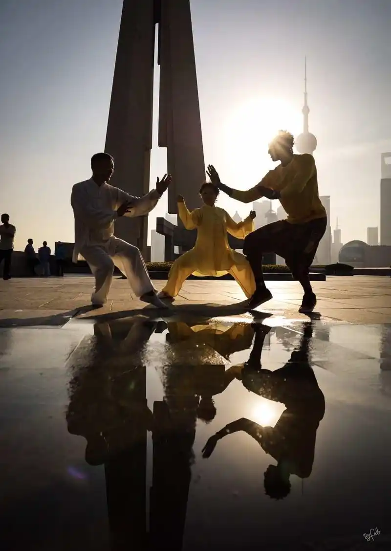 爱上太极拳的意大利摄影师,用镜头记录不一样的外滩清晨