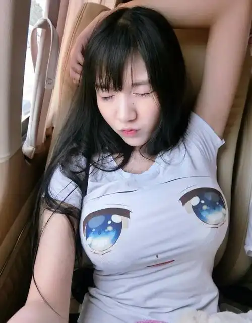 虽说《精灵宝可梦go》的热潮最近稍有消退,不过这位泰国妹子还是一如