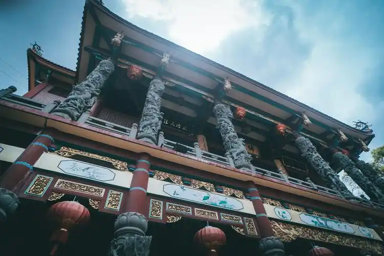 厦门碧山岩寺岩石上的秘境古刹隐藏在小区里的寺庙