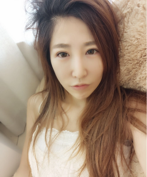 在做电竞之前,贝拉已经是台湾小有名气的主持人,在脸书上也拥有大量的