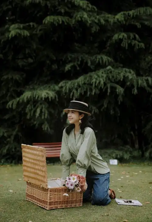 三木的夏日高级穿搭来啦淡淡的军绿色衬衫配牛仔裤清爽又时髦